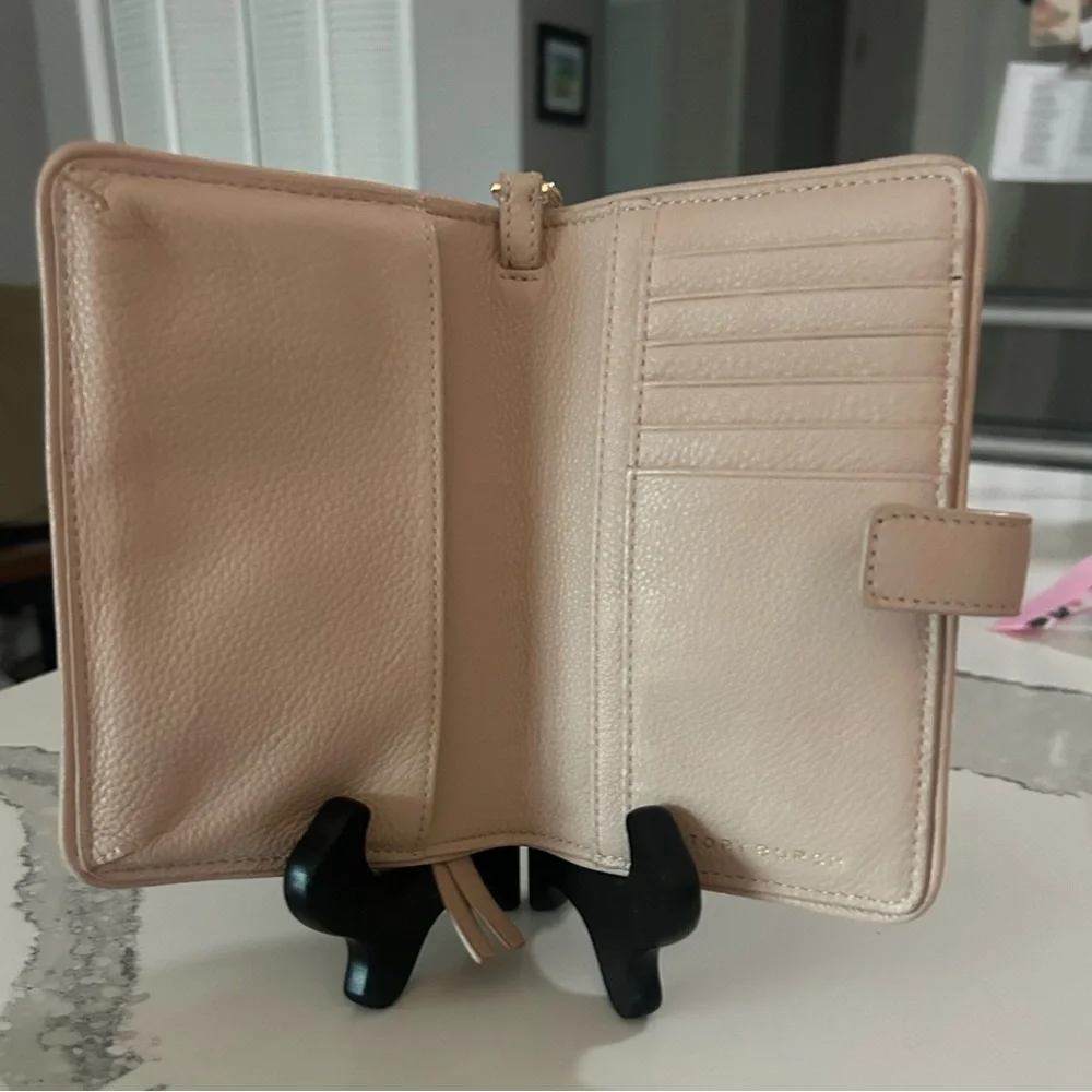 ••EUC Tory Burch Beige Smartphone Pebbled Leather Wallet Gold Tone Hardware - Picture 5 of 9